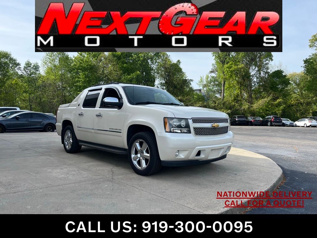 White Diamond Clearcoat 2013 Chevrolet Avalanche LTZ Black Diamond Edition RWD Pickup Truck 4X2 6-Speed Automatic