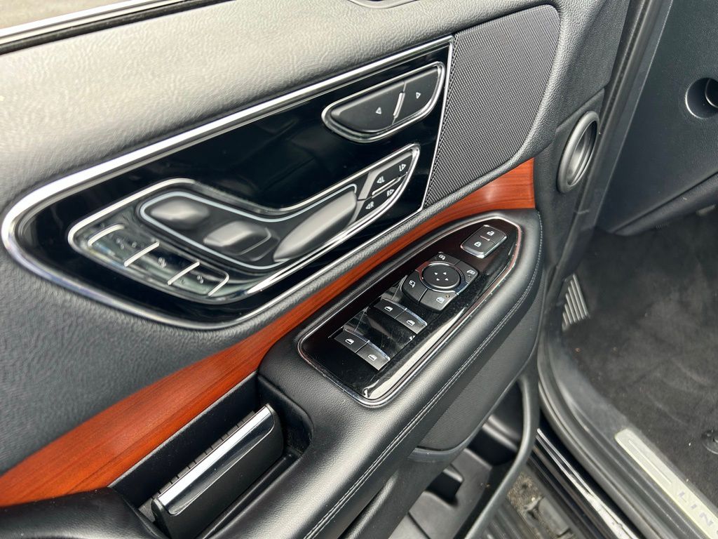 Thumbnail: 2020 Lincoln Navigator - 28