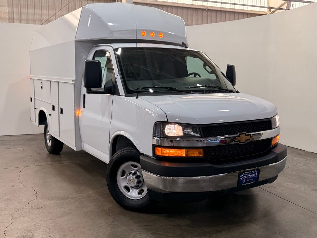 2025 Chevrolet Express 3500 Work Van Cutaway photo 4