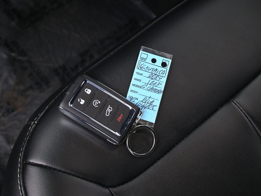 Used 2024 Midnight Sky Jeep Limited image 18