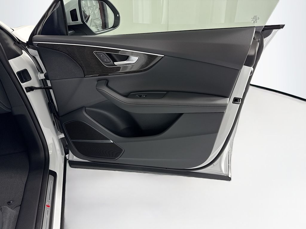 Thumbnail: 2026 Audi Q8 - 27