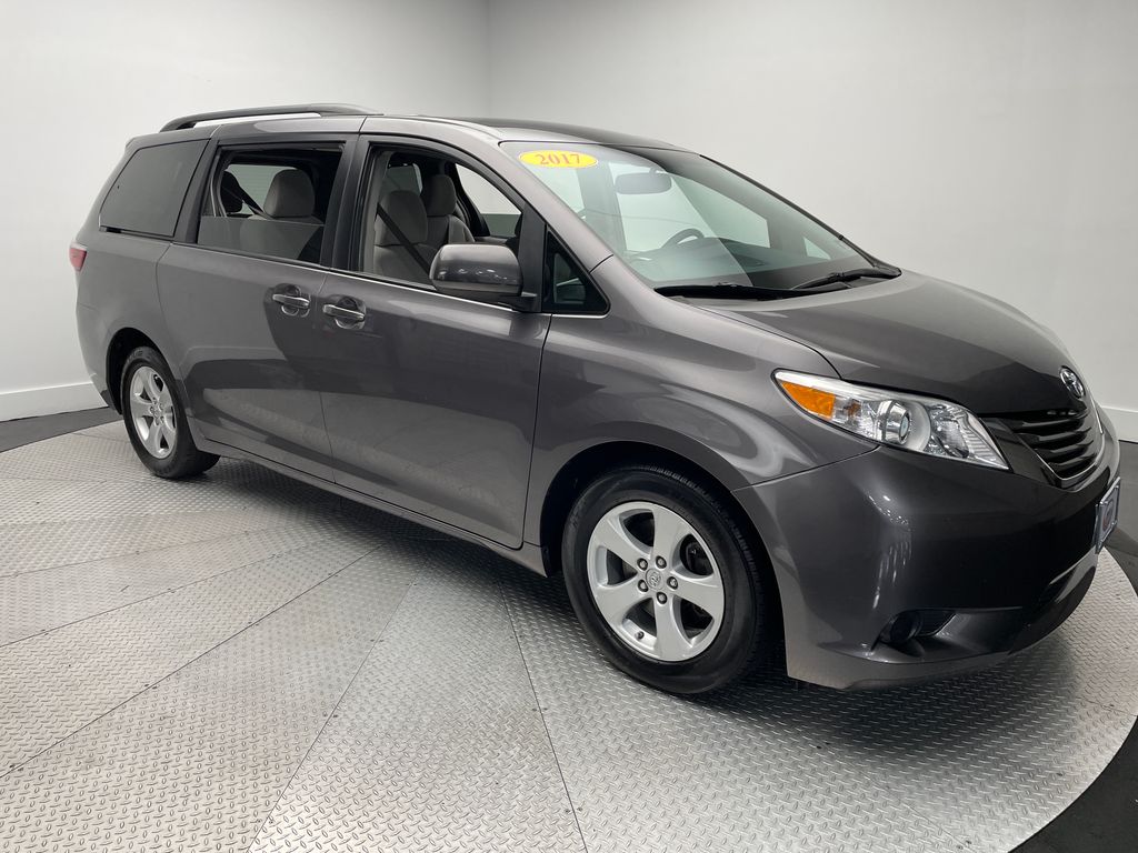 Thumbnail: 2017 Toyota Sienna - 3