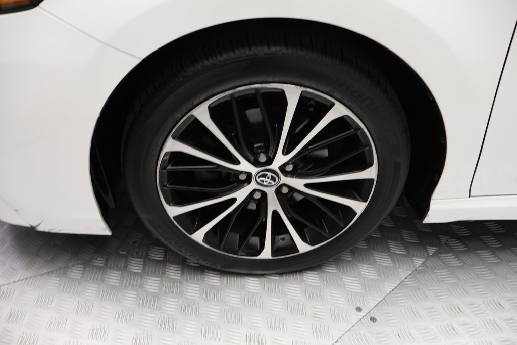 Thumbnail: 2019 Toyota Camry - 4