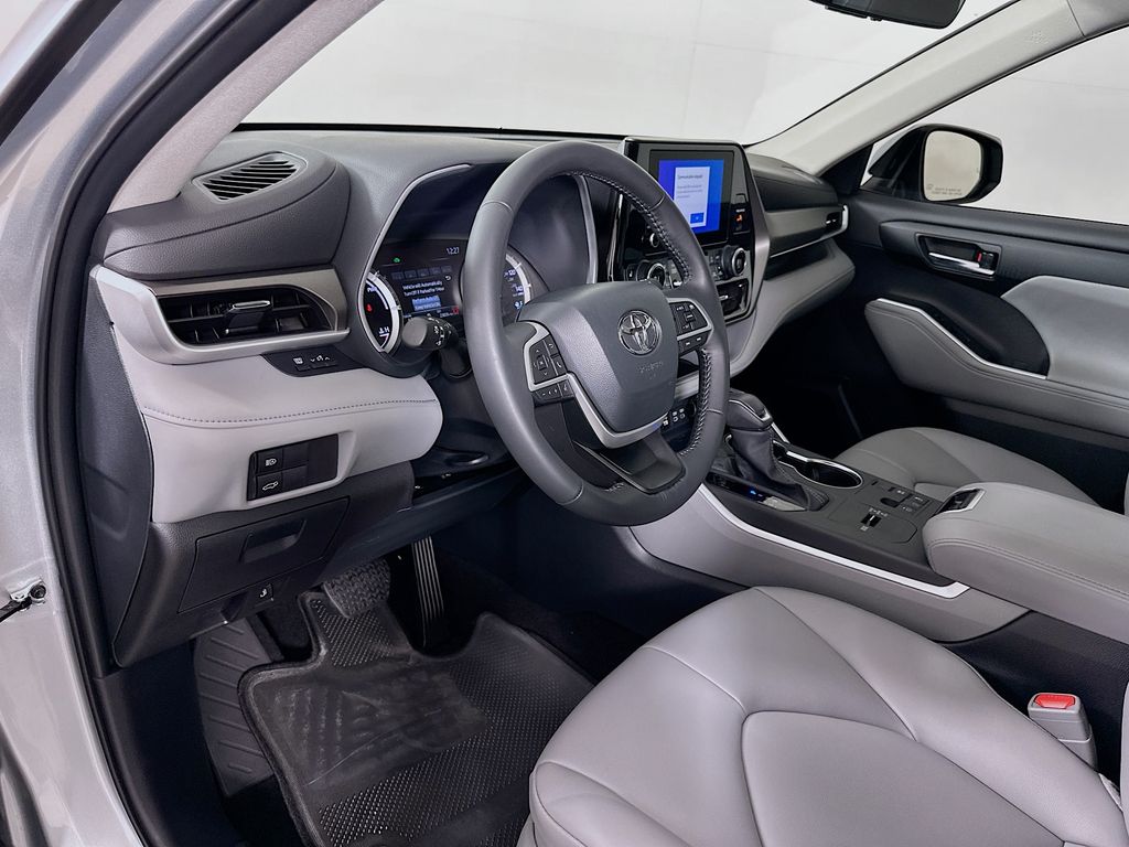 Thumbnail: 2024 Toyota Highlander - 9