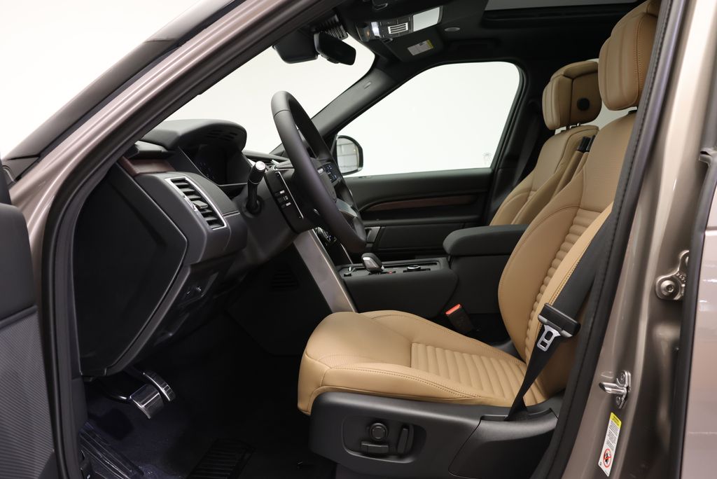 Thumbnail: 2026 Land Rover Discovery - 30