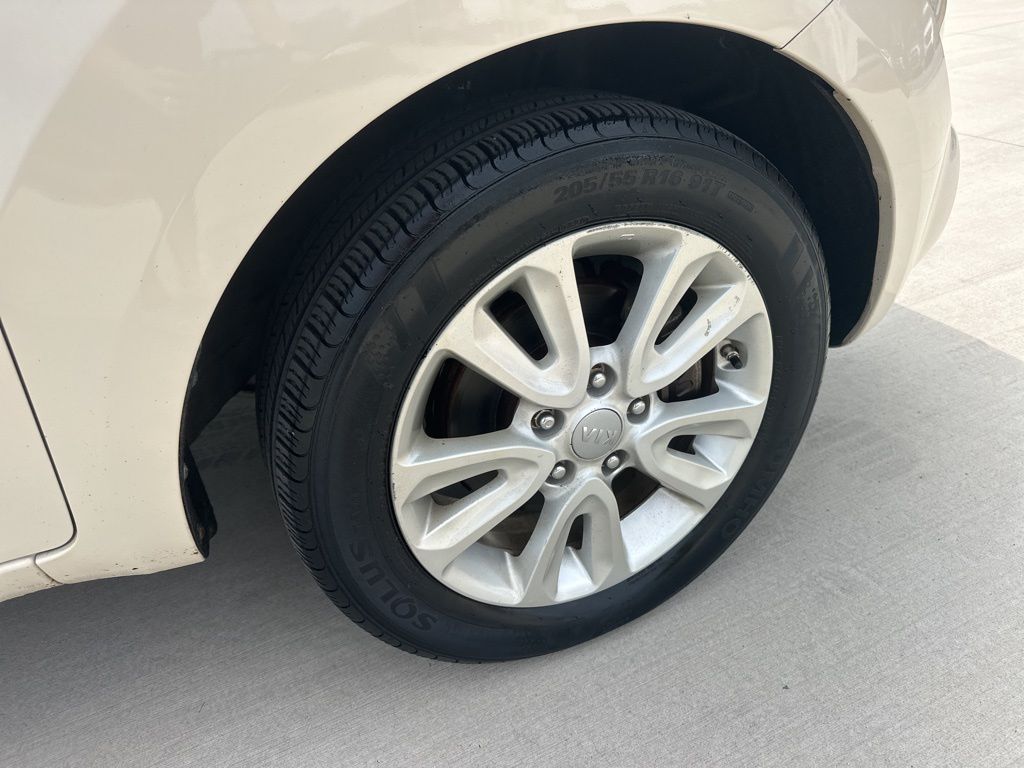 2013 Dune Kia Soul Plus FWD Hatchback