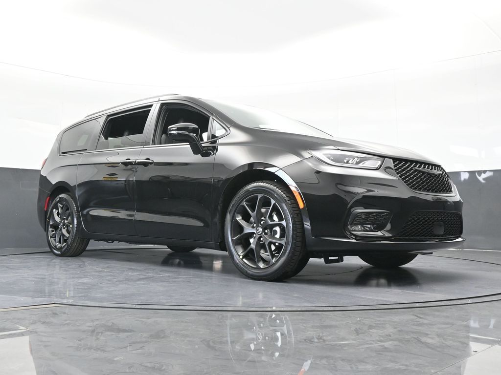 New 2026 Diamond Black Crystal Pearlcoat Chrysler Select image 65