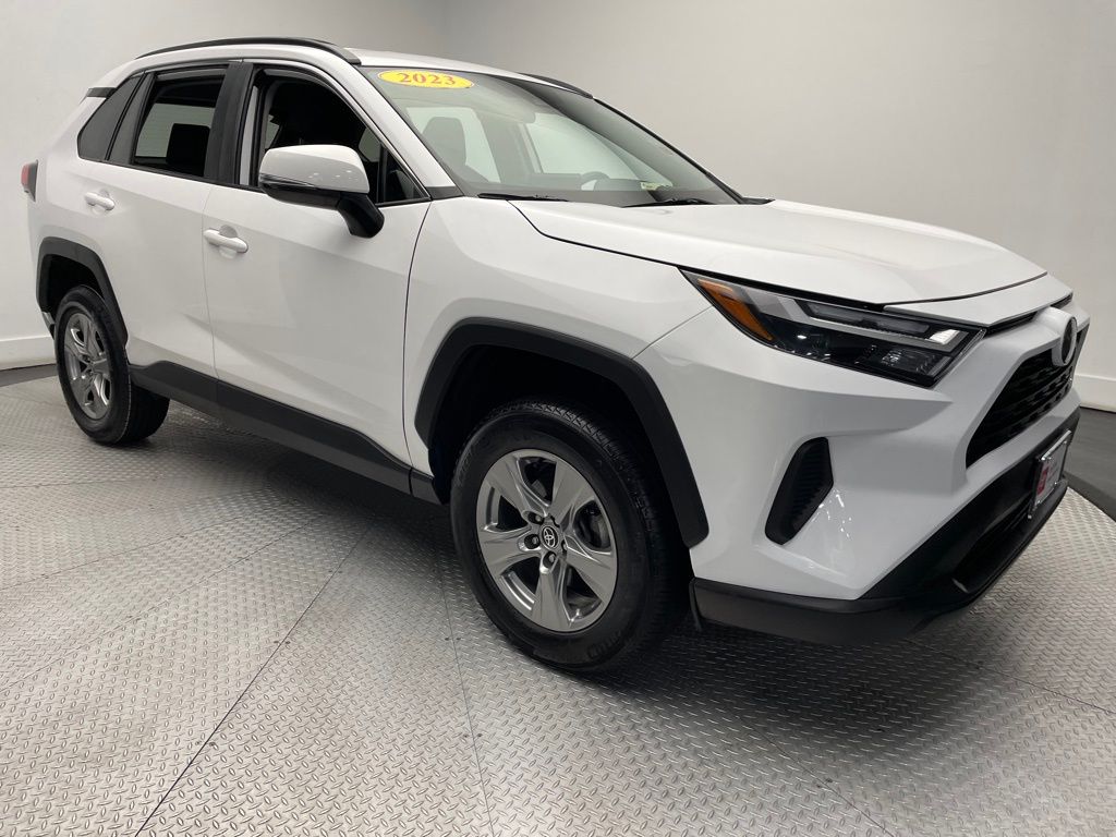 2023 Toyota RAV4 XLE 3