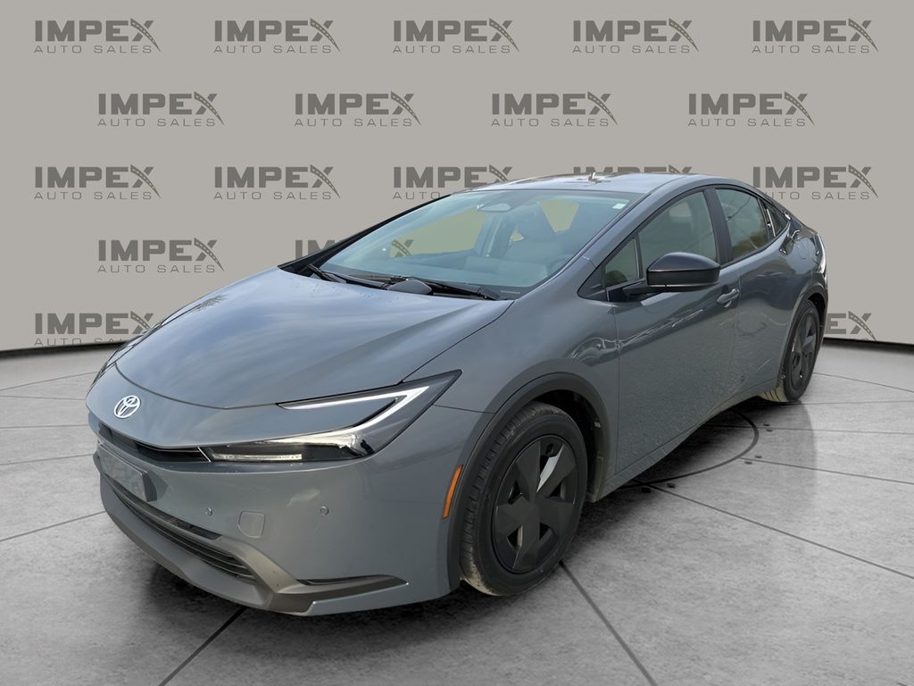 2025 Toyota Prius LE's photo