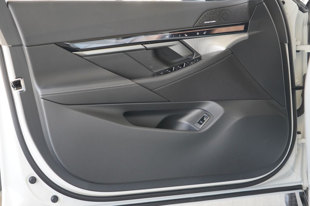 Thumbnail: 2027 BMW 5 Series - 9