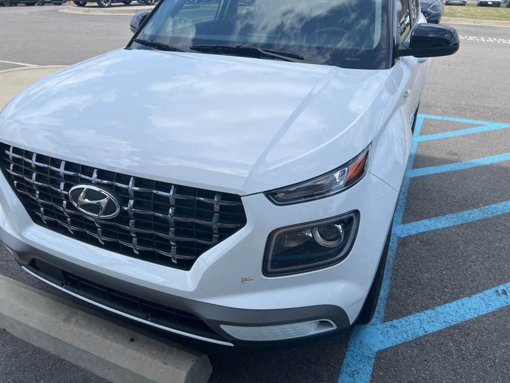 Lunar White w/Black Roof 2025 Hyundai Venue Limited FWD SUV / Crossover Front-Wheel Drive Continuously Variable Transmission