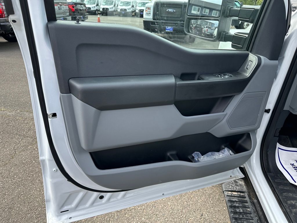 New 2025 Ford Super Duty F-350 Chassis Regular Cab (DRW) 169" Wheelbase XL