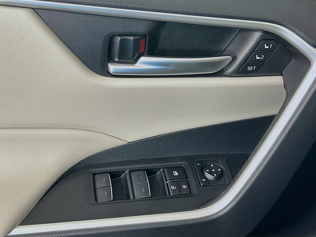 Thumbnail: 2023 Toyota RAV4 - 17