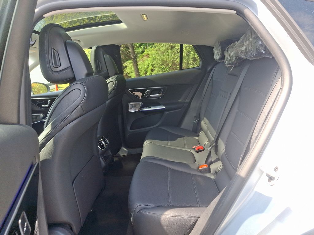 2025 Mercedes-Benz GLC 300 7