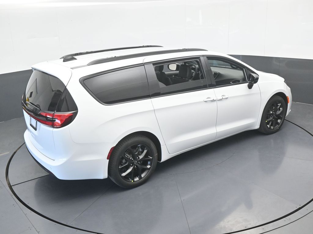 New 2026 Bright White Clearcoat Chrysler Select image 48