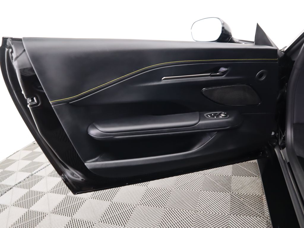2025 Aston Martin Vantage  23