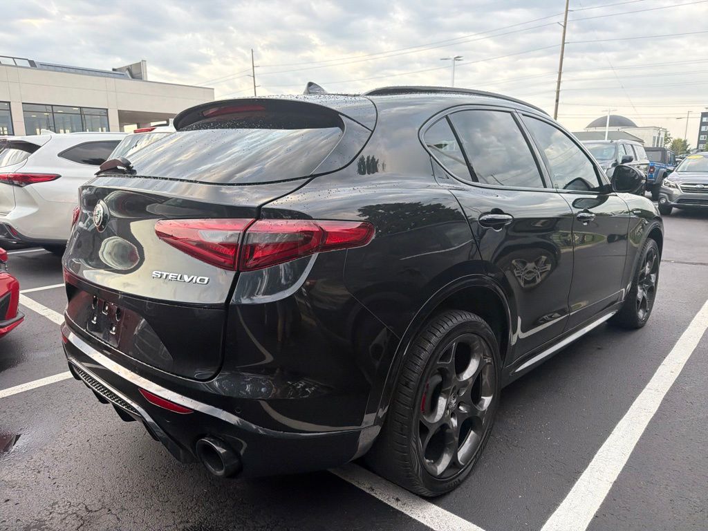 Thumbnail: 2022 Alfa Romeo Stelvio - 3