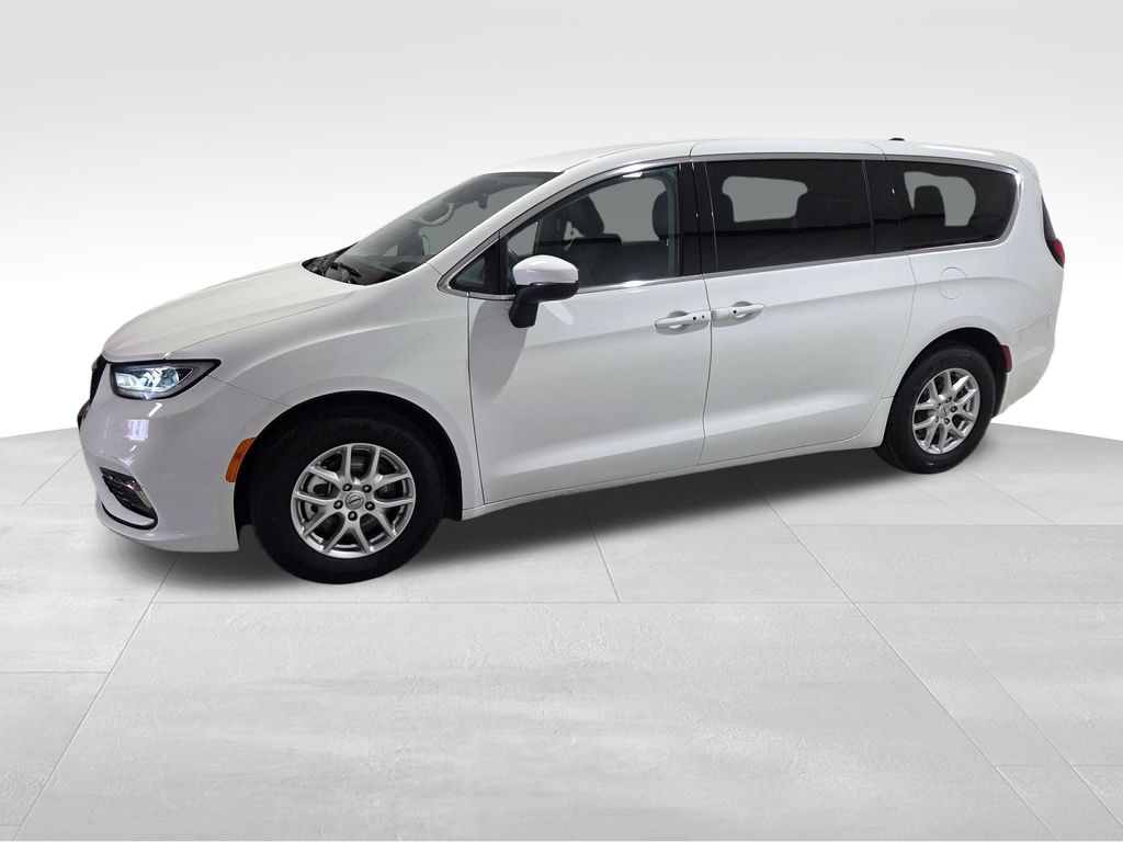 2023 Chrysler Pacifica Touring L photo
