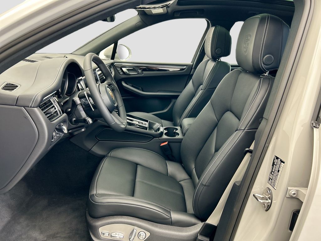 Thumbnail: 2026 Porsche Macan - 5