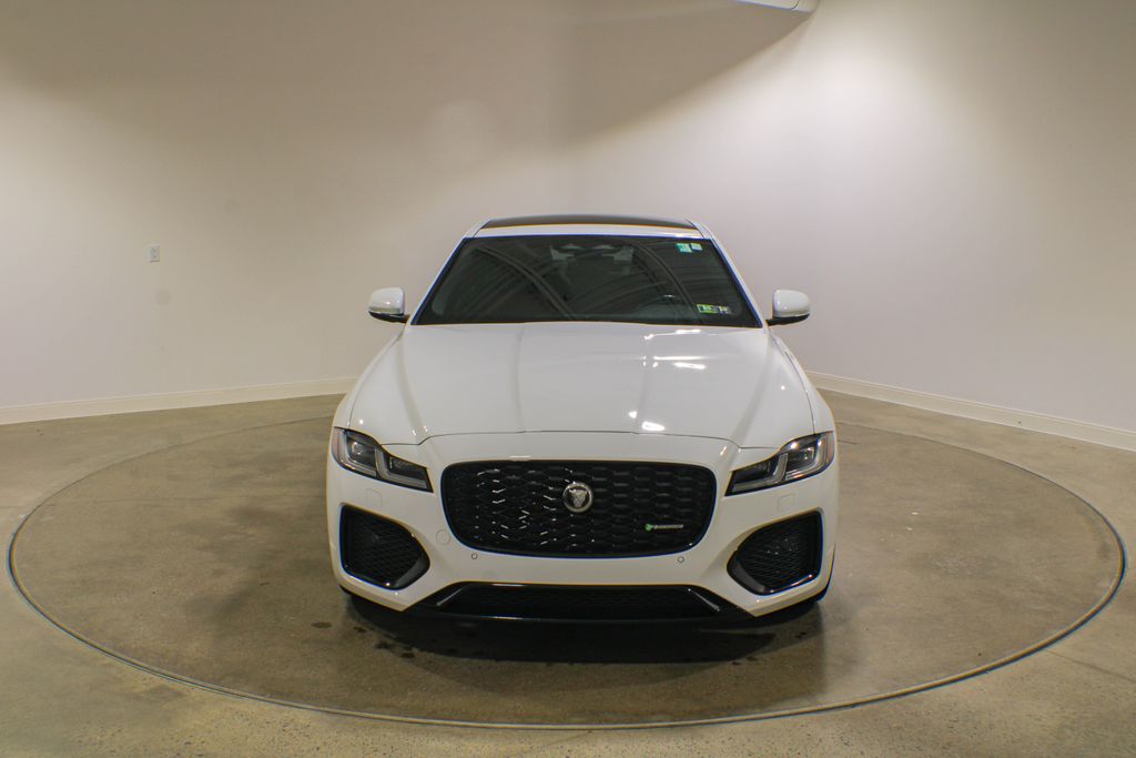 Certified Used 2022  Jaguar R-Dynamic SE image 2