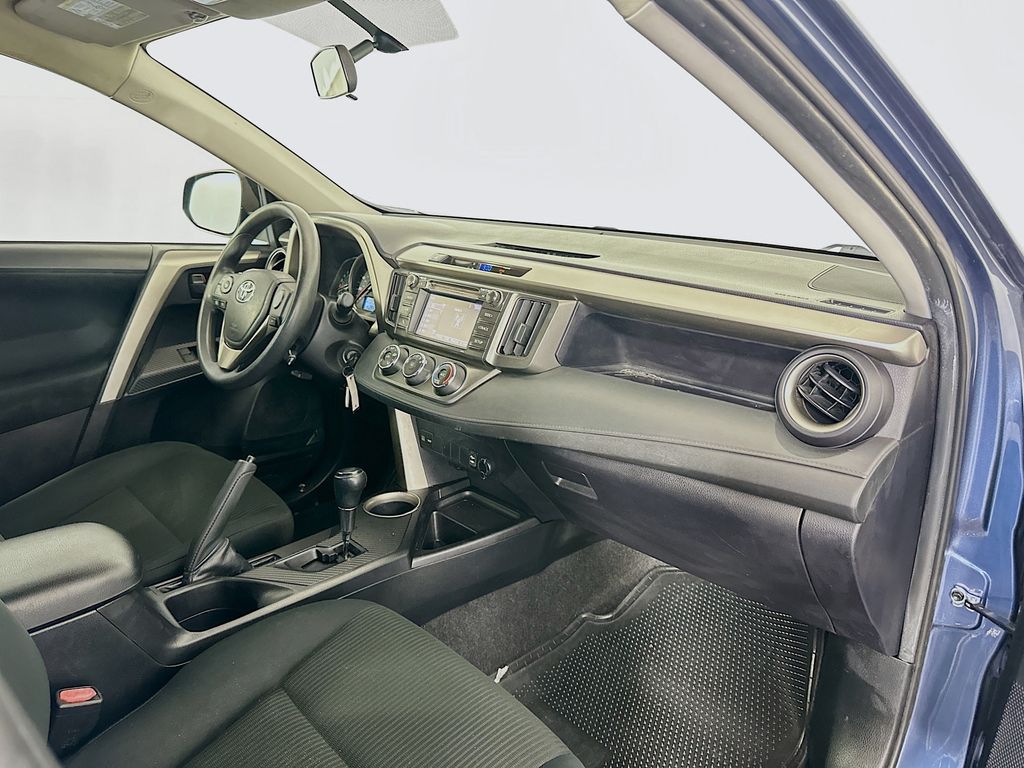 2014 Toyota RAV4 LE 27