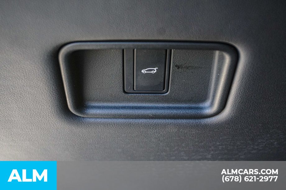Used 2023 White Land Rover SE Dynamic image 47
