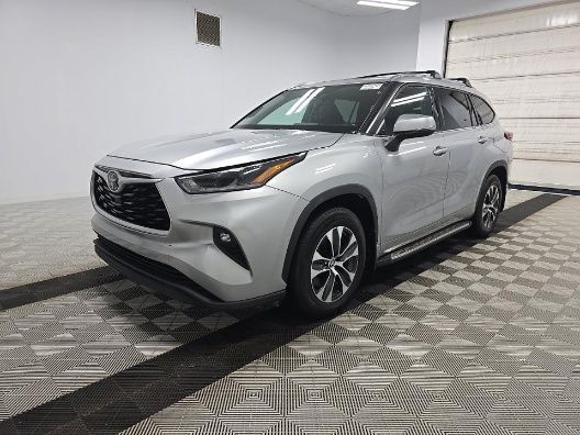 Celestial Silver Metallic 2021 Toyota Highlander XLE FWD SUV / Crossover Front-Wheel Drive 8-Speed Automatic