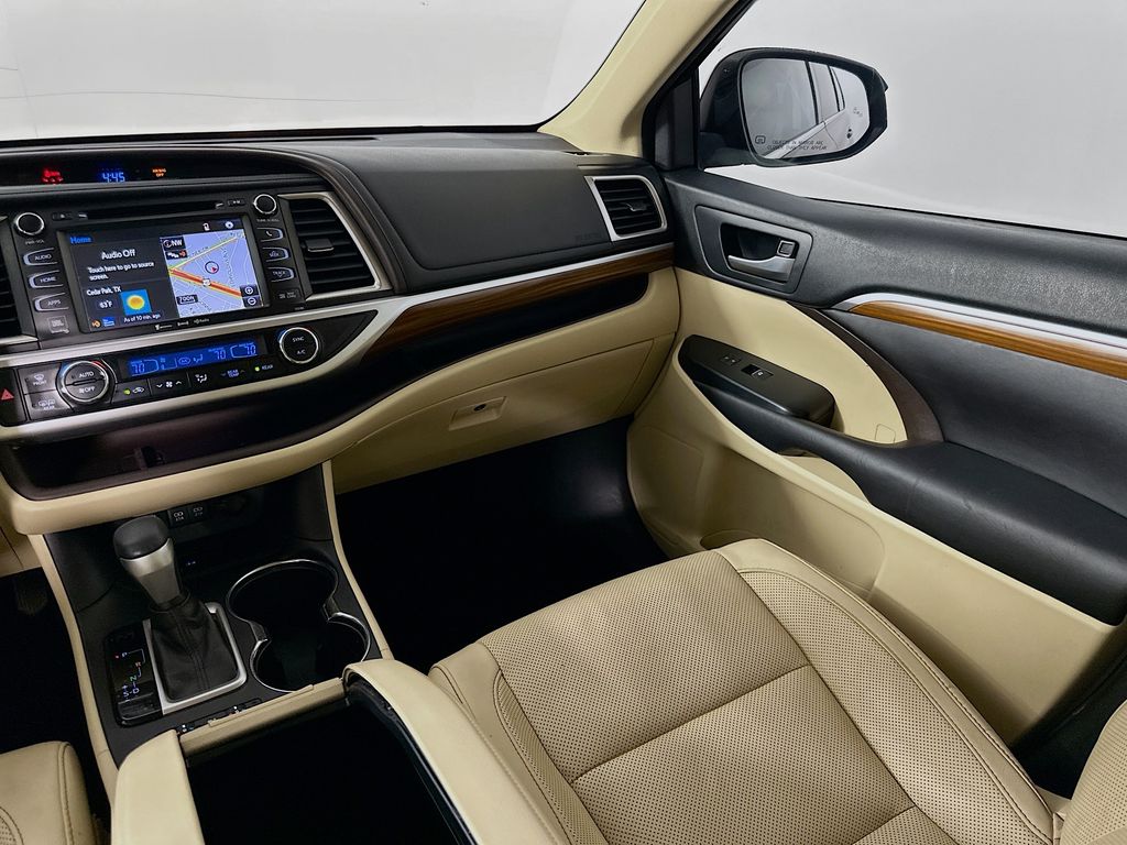 Thumbnail: 2017 Toyota Highlander - 24