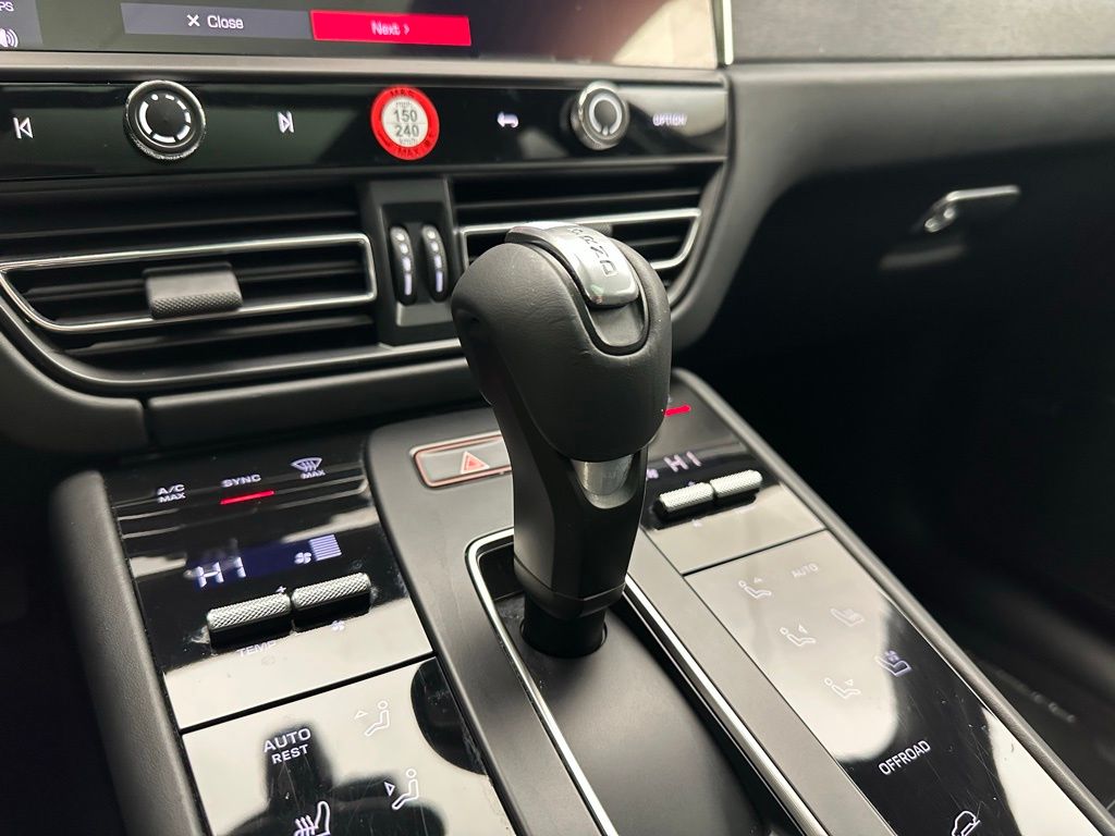 Thumbnail: 2024 Porsche Macan - 12