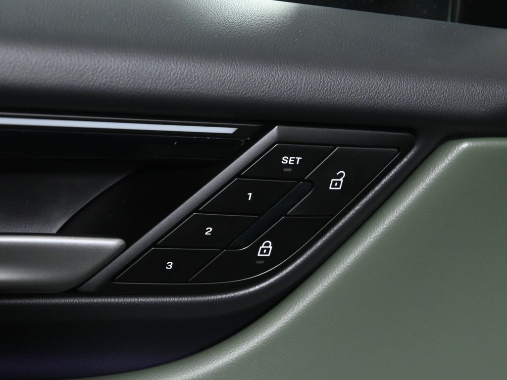 Thumbnail: 2025 Porsche Macan - 31