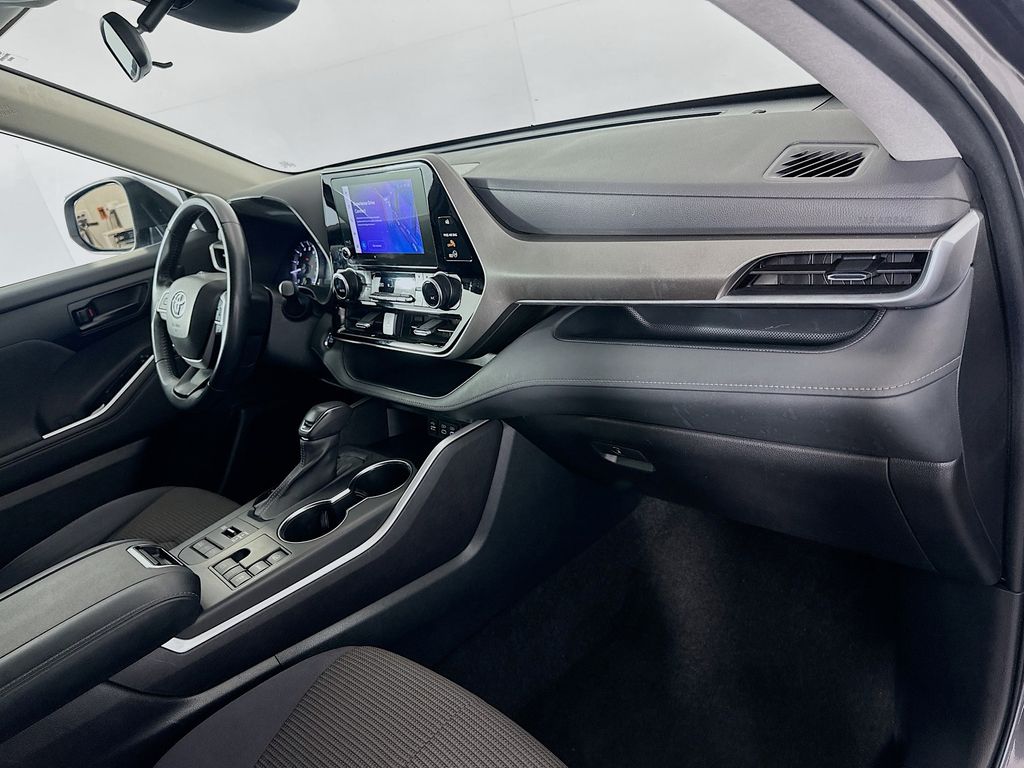 Thumbnail: 2023 Toyota Highlander - 29
