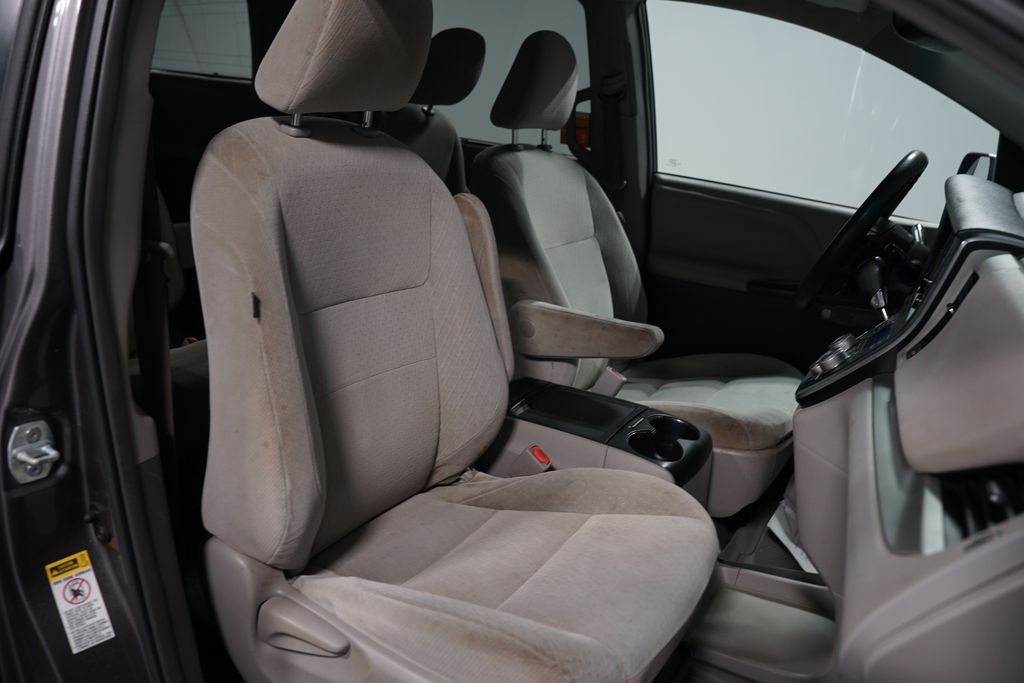 Thumbnail: 2017 Toyota Sienna - 23