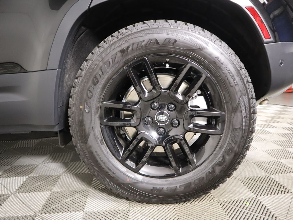 Thumbnail: 2025 Land Rover Defender - 31