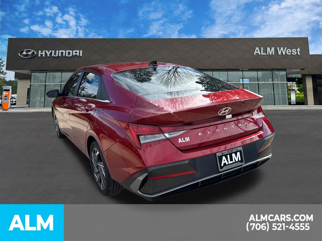 Used 2025 Red Hyundai SEL Convenience image 8