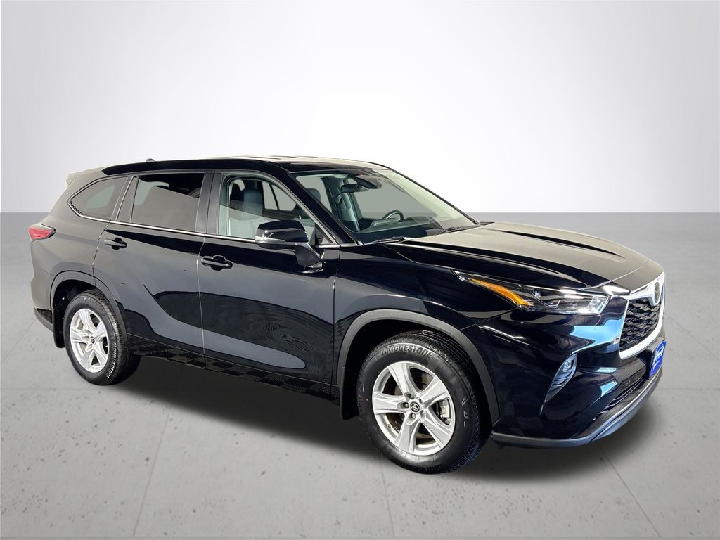 2023 Toyota Highlander LE photo 4