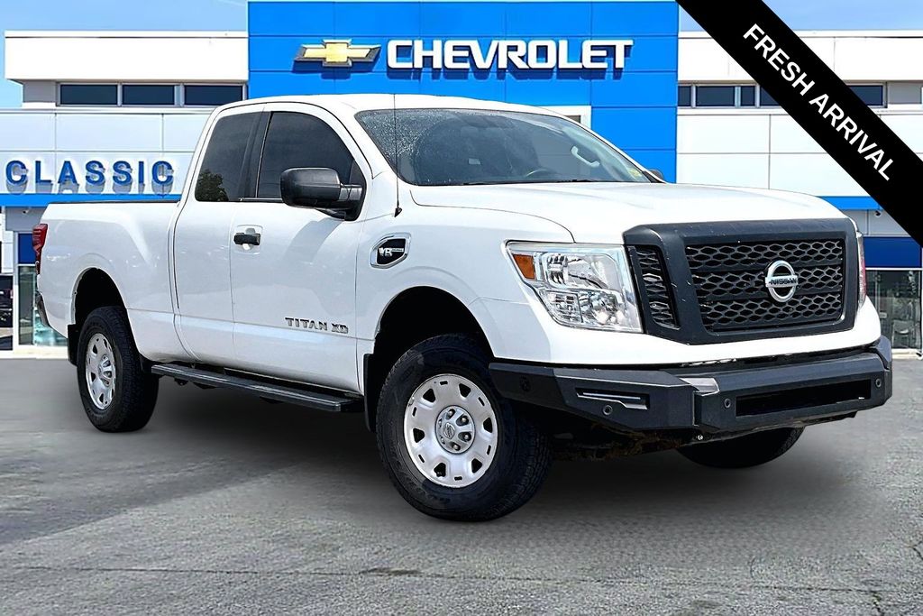Glacier White 2017 Nissan Titan Pickup Truck Four-Wheel Drive 7-Speed Automatic