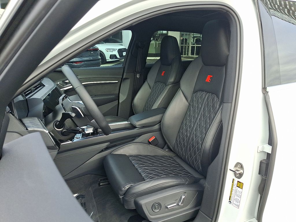 Thumbnail: 2022 Audi e-tron S - 13