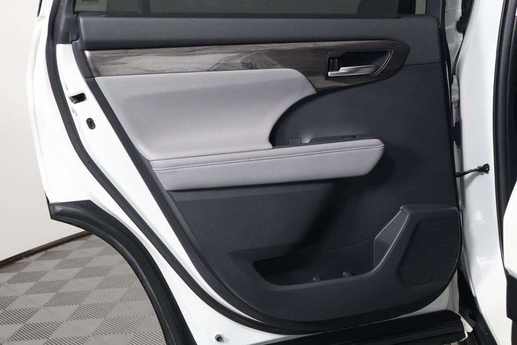Thumbnail: 2020 Toyota Highlander - 14