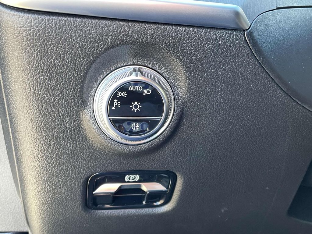 Thumbnail: 2025 Mercedes-Benz C-Class - 21