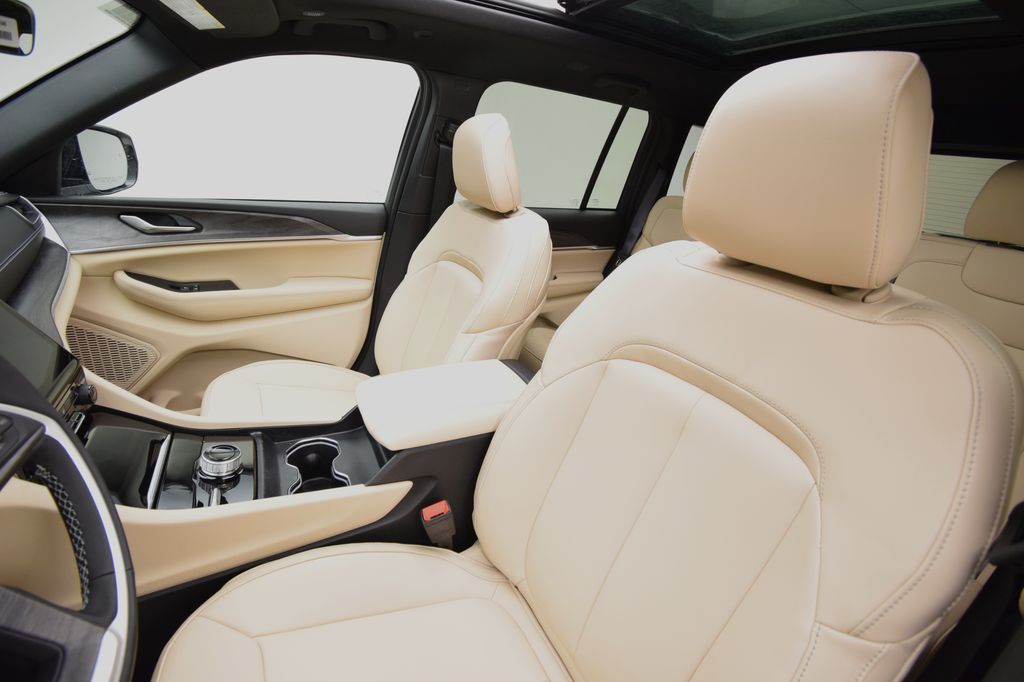 new 2025 Jeep Grand Cherokee car, priced at $43,897