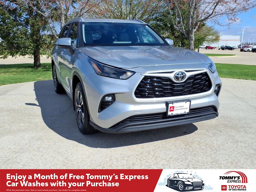 Celestial Silver Metallic 2024 Toyota Highlander XLE AWD SUV / Crossover All-Wheel Drive 8-Speed Automatic