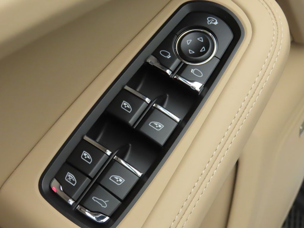 Thumbnail: 2025 Porsche Macan - 26