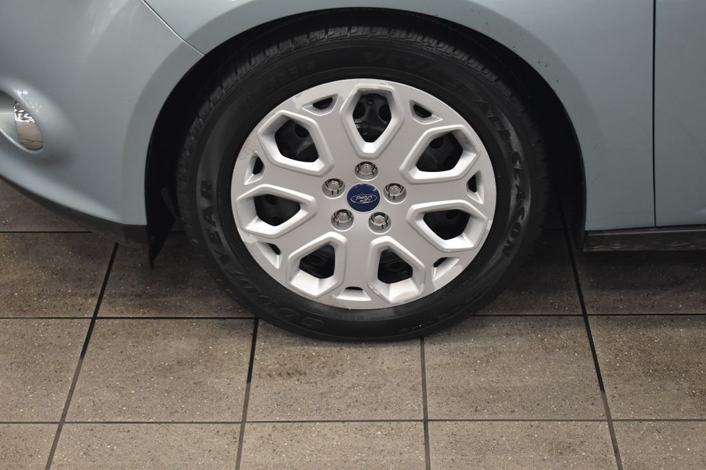 2012 Ford Focus SE 13
