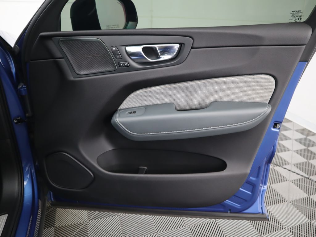 Thumbnail: 2021 Volvo XC60 - 26