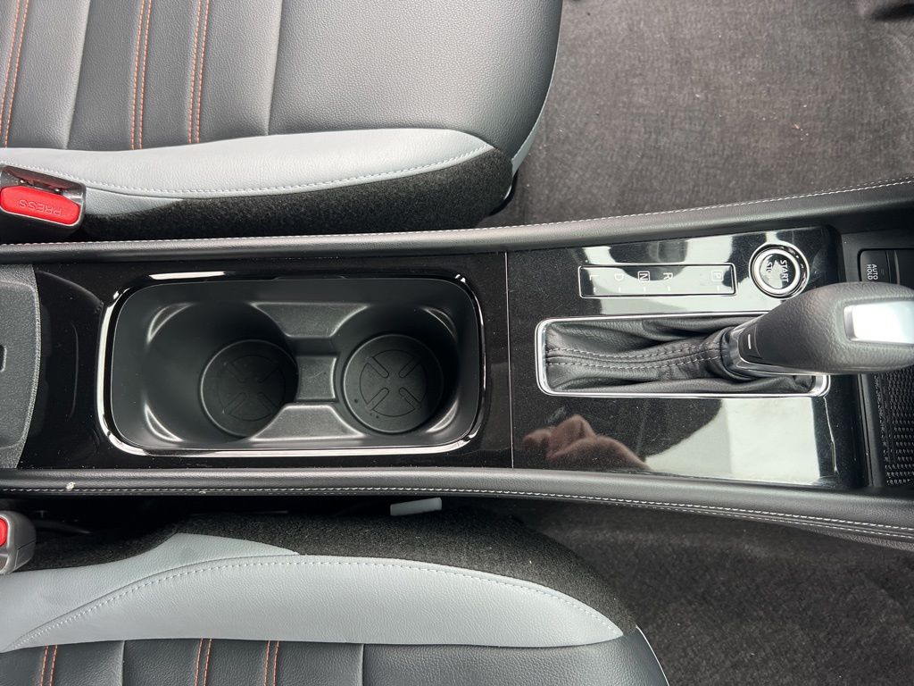 2024 Nissan Kicks SR photo