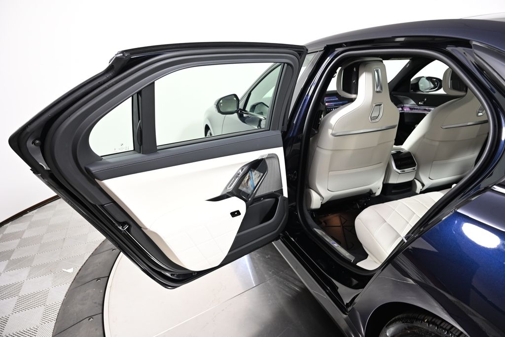 Thumbnail: 2026 BMW 7 Series - 23