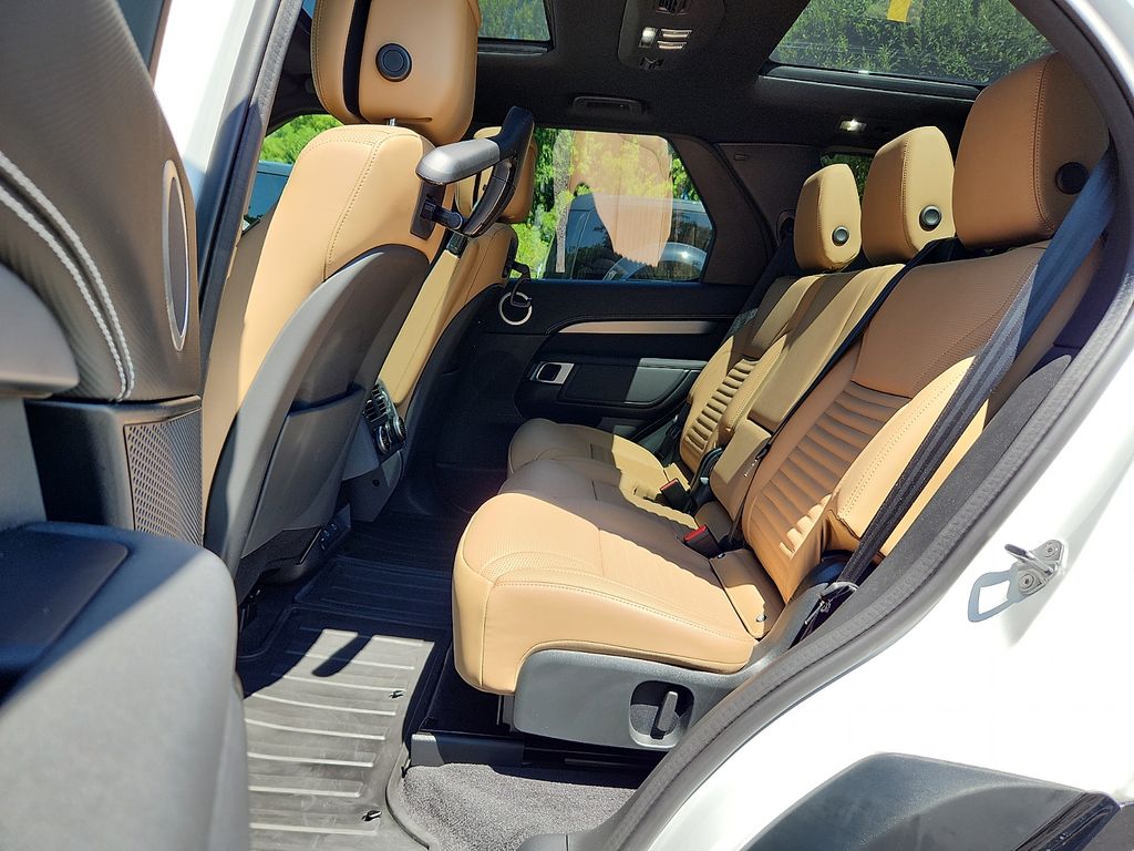 Thumbnail: 2026 Land Rover Discovery - 10