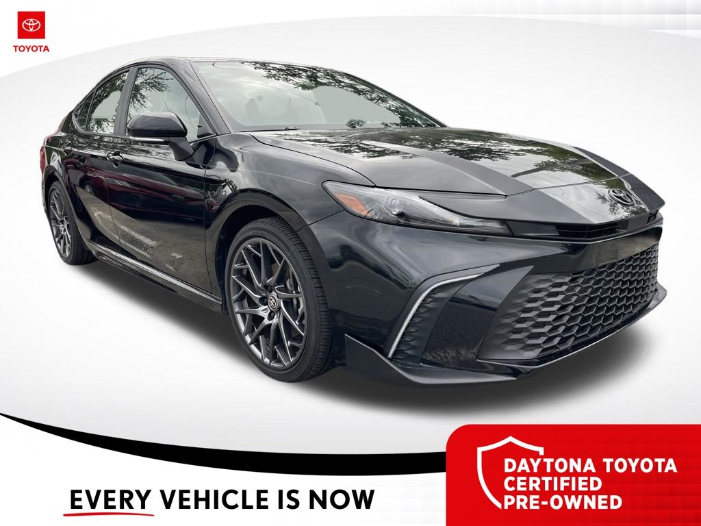 2025 Toyota Camry SE Hybrid's photo