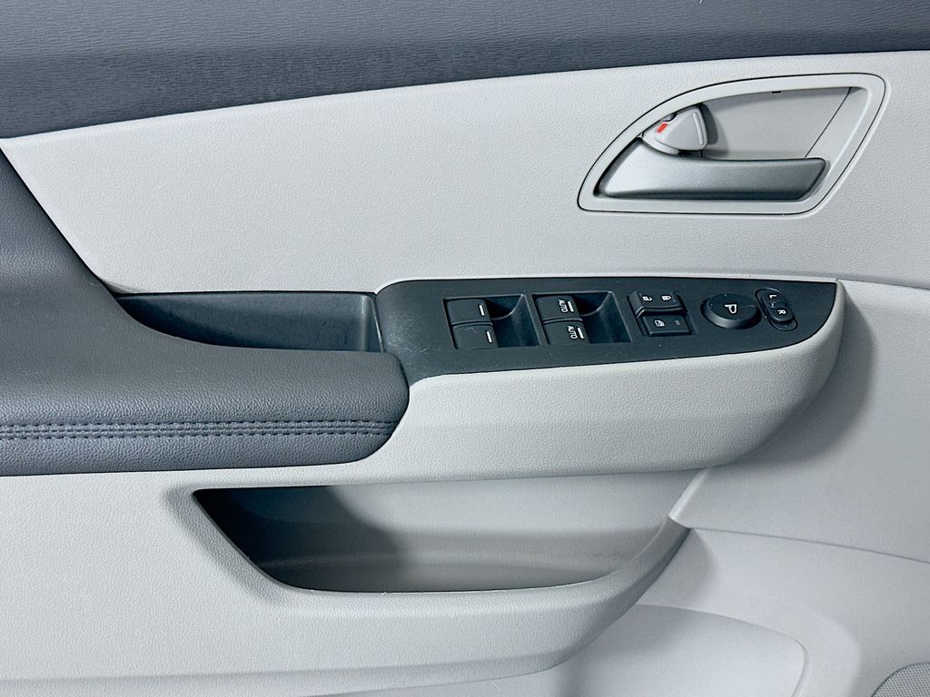 Thumbnail: 2011 Honda Odyssey - 16