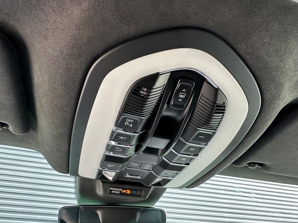 Thumbnail: 2026 Porsche Macan - 31